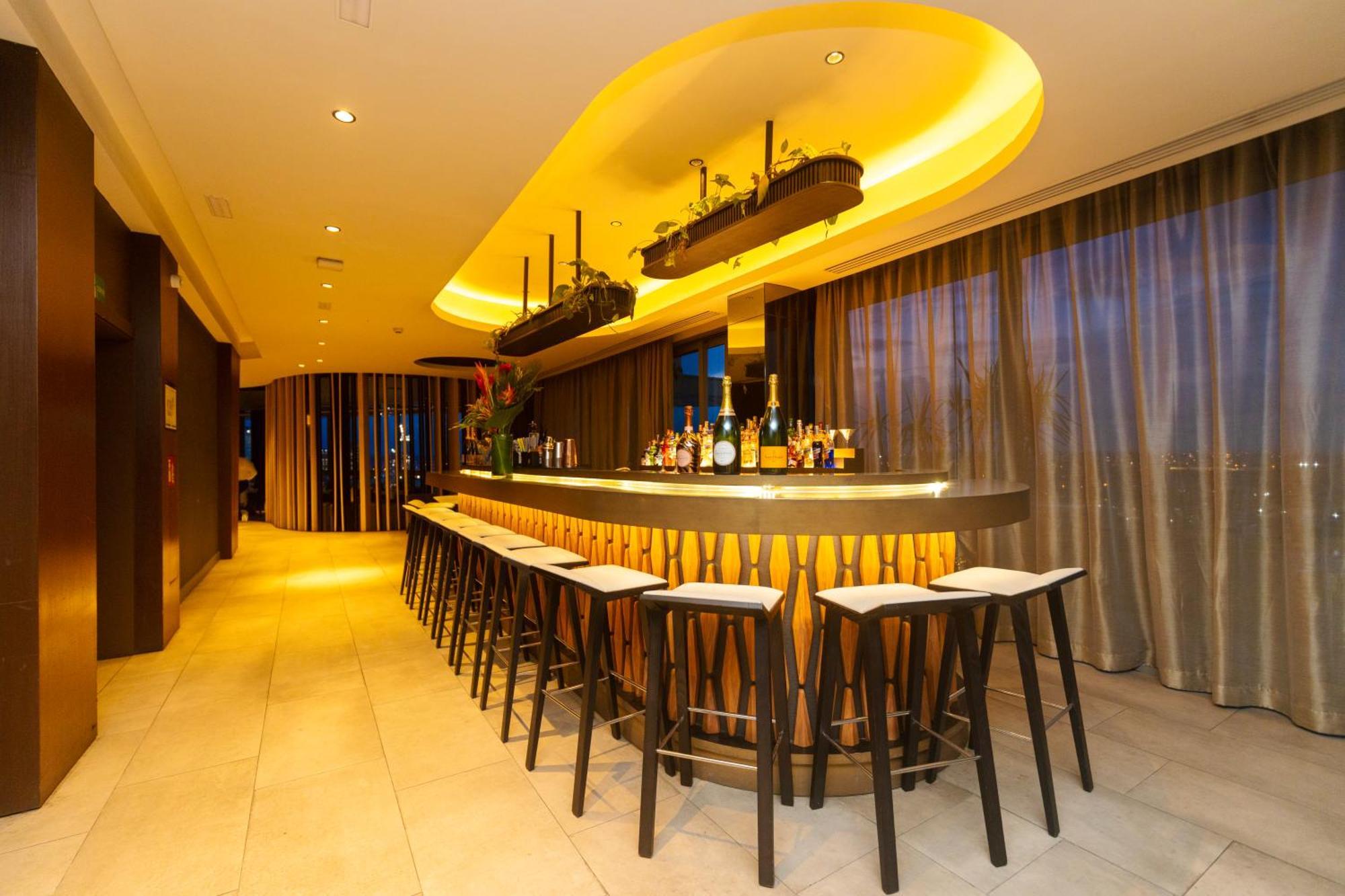 Noom Hotel Abidjan Plateau Kültér fotó The bar at the Sky Bar