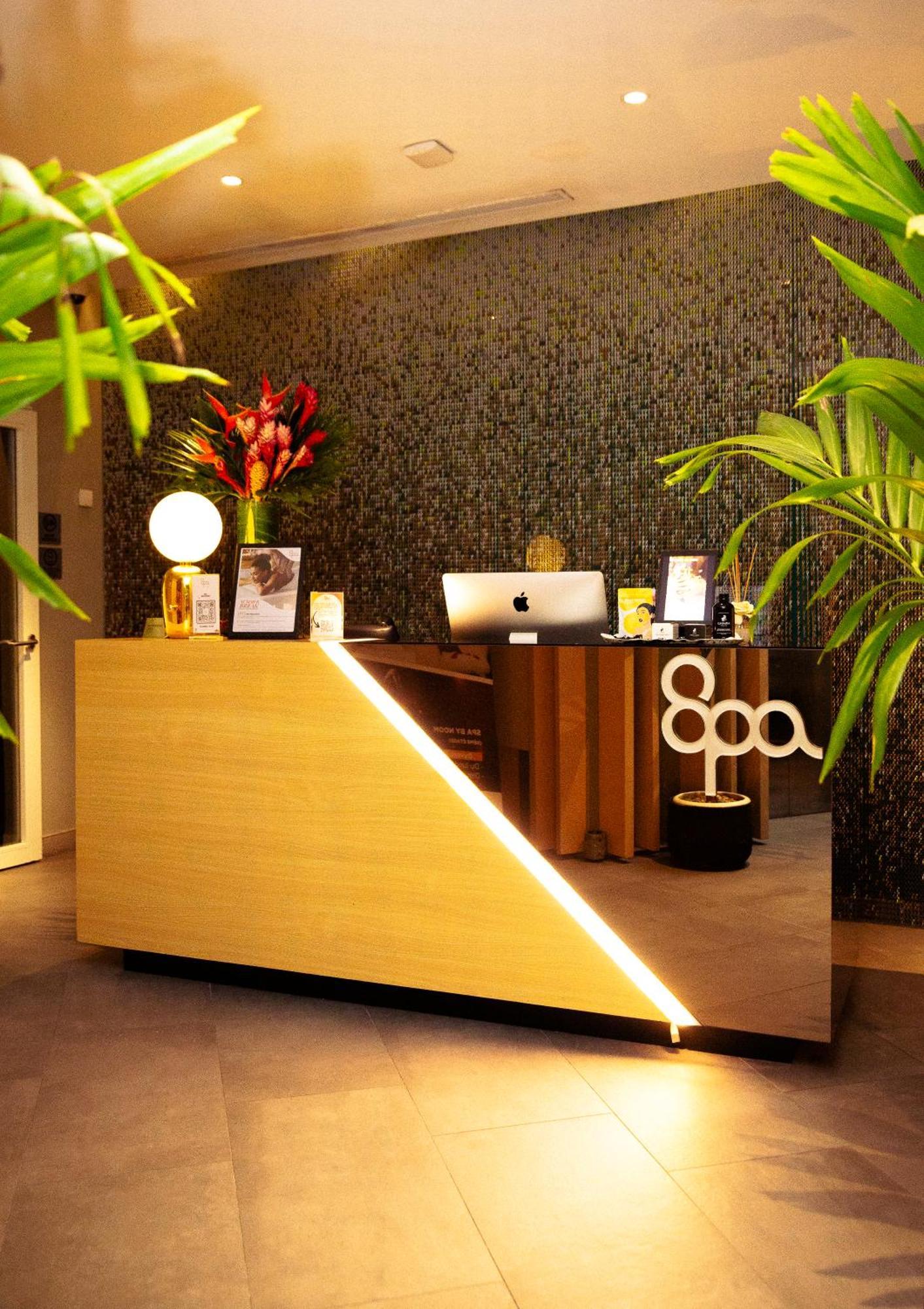 Noom Hotel Abidjan Plateau Kültér fotó Reception desk at a hotel