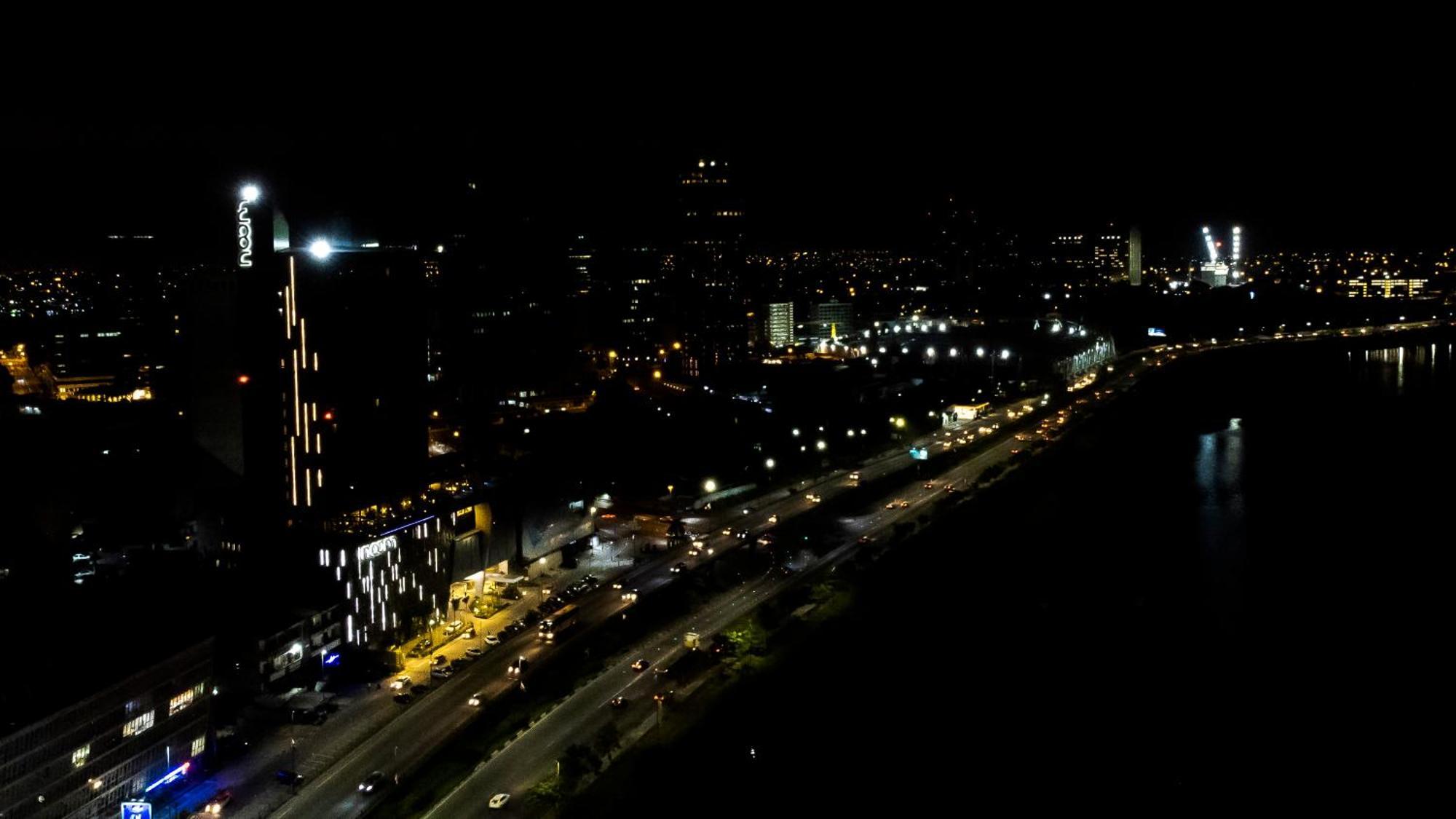Noom Hotel Abidjan Plateau Kültér fotó Night view of the city