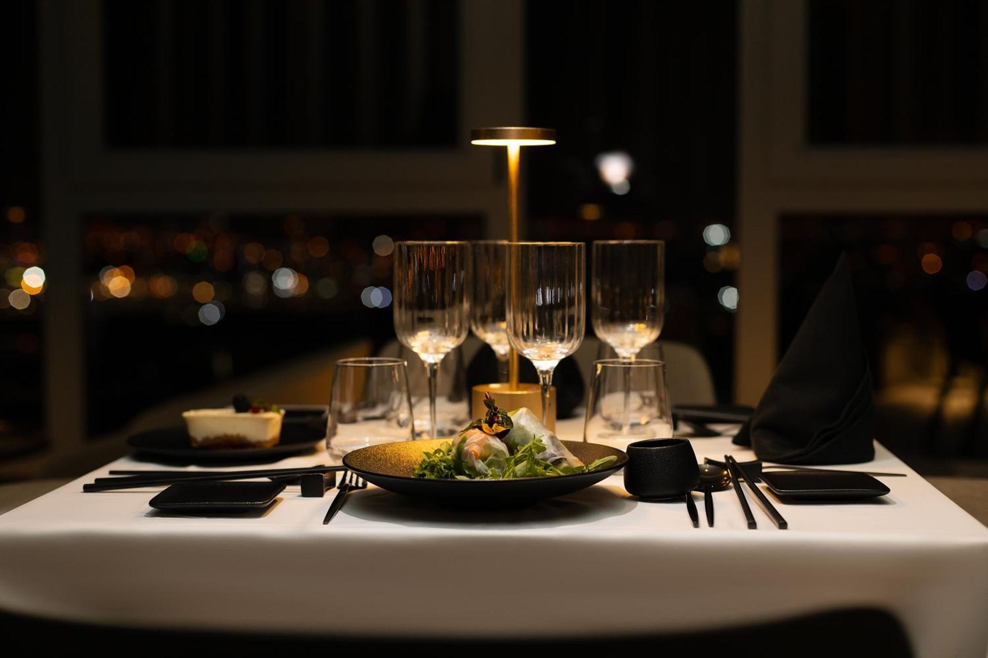 Noom Hotel Abidjan Plateau Kültér fotó Table setting at the restaurant