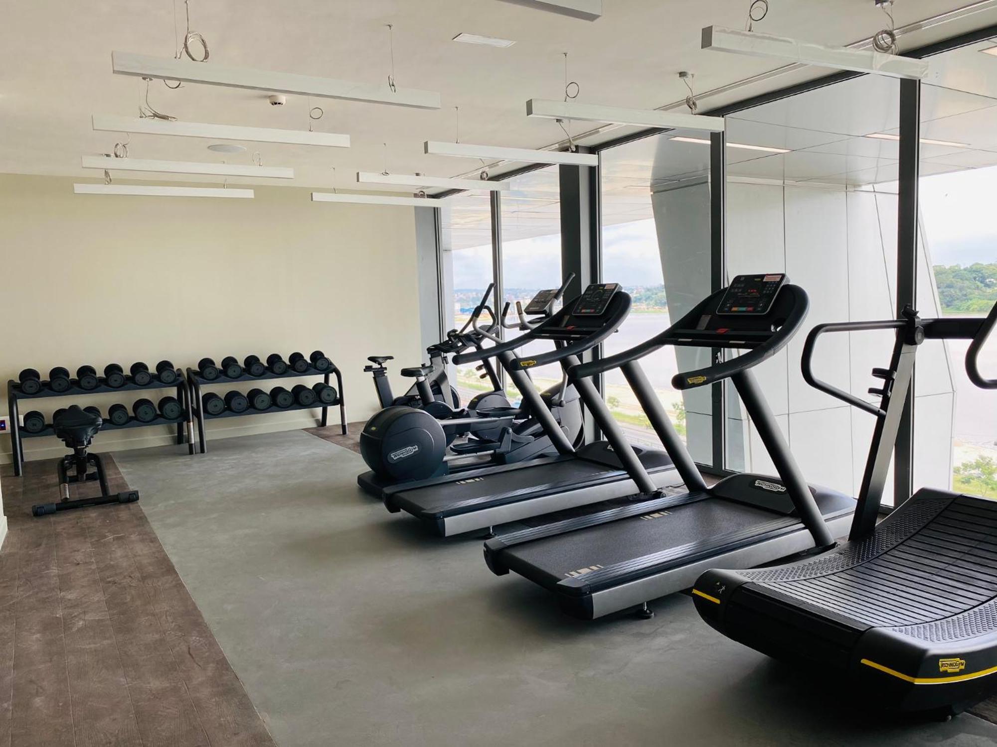Noom Hotel Abidjan Plateau Kültér fotó A gym at the hotel